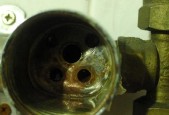 桶装热水器漏水的修复方法（解决桶装热水器漏水问题的有效技巧）