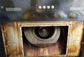 恩施抽油烟机拆卸清洗攻略（轻松清洁恩施抽油烟机的关键步骤）